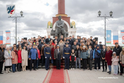 Цветы возложили к памятнику основателю Якутска Петру Бекетову /  Якутск Якутск Республика Саха (Якутия)