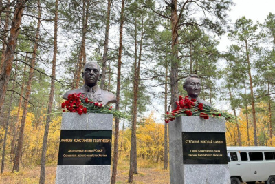 В Якутске возложили цветы к памятникам лесникам Николаю Степанову и Константину Аникину /  Якутск Якутск Республика Саха (Якутия)