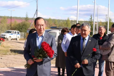 Глава Якутии почтил память Александра Иванова в Оленьке / ЯСИА   