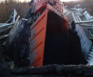 Мостовой переход через реку Тэктэнэ разрушился из-за превышения грузоподъёмности /    