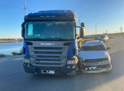 В Якутске пассажир пострадал при столкновении легкового автомобиля с самосвалом /  Якутск Якутск Республика Саха (Якутия)