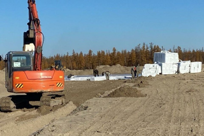 Устройство основания ведётся на месте строительства полигона ТКО в Якутске /  Якутск Якутск Республика Саха (Якутия)