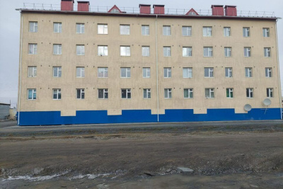 В Батагае погибла женщина, выпав из окна многоэтажки /    