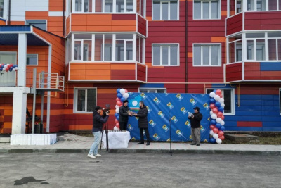 30-квартирный дом сдала компания "Железные дороги Якутии" в Томмоте /    Республика Саха (Якутия)