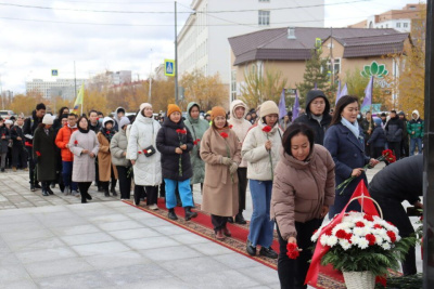 Память якутского деятеля Максима Аммосова почтили возложением цветов /    Республика Саха (Якутия)