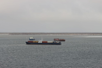 Якутоптторг впервые завез продукты и стройматериалы в арктические районы через Севморпуть /    