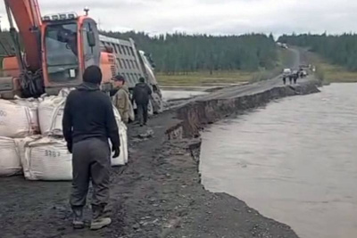 Участок федеральной трассы «Колыма» временно закрыли из-за размыва дороги / ЯСИА   