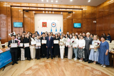 В Якутии 87 стобалльников ЕГЭ получили премии по 100 тысяч рублей / ЯСИА   