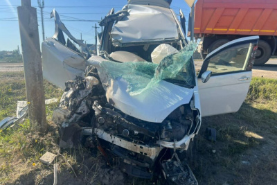 В Нюрбе водитель иномарки выехал на встречную полосу и врезался в КАМАЗ / ЯСИА   