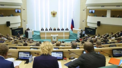 Совфед ратифицировал договоры о принятии в состав России четырёх регионов /    