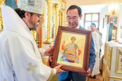 Айсен Николаев передал Якутской епархии икону Великомученика Димитрия Солунского / ЯСИА   