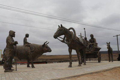 В Амге открыли скульптурную композицию землепашцам-первопроходцам /  Амга Амгинский Республика Саха (Якутия)