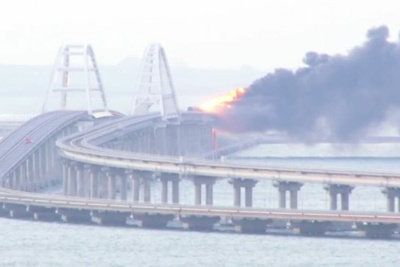 На Крымском мосту подорвали грузовой автомобиль /    