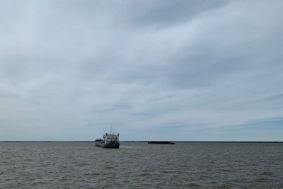 В Среднеколымск продовольствие доставят на другом судне после того, как баржа получила пробоину /   Среднеколымский Республика Саха (Якутия)