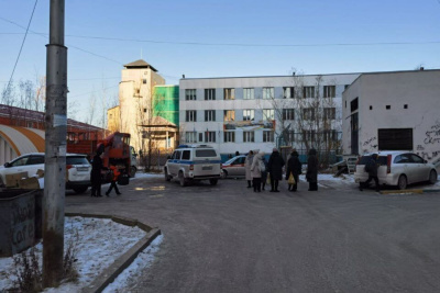 В Якутске из-за сообщения о минировании оцепили здание школы /  Якутск Якутск Республика Саха (Якутия)