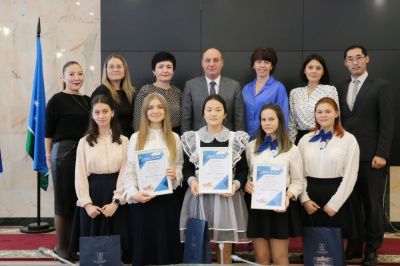 Александр Басыров наградил победителей конкурса «Дети - детям» /  Мирный Мирнинский Республика Саха (Якутия)