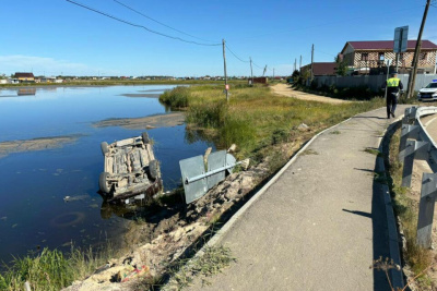 В Якутске пьяный водитель иномарки не справился с управлением и перевернулся / ЯСИА   
