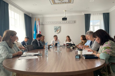 На заседании Якутской гордумы обсудили внедрение комплексной системы школьной медицины в Якутии / ЯСИА   Республика Саха (Якутия)