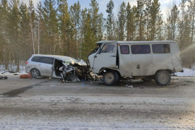 Четыре человека госпитализированы после крупного ДТП на трассе в Якутии /    Республика Саха (Якутия)
