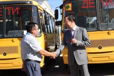 Новые автобусы получили образовательные учреждения Якутии перед Днем знаний / ЯСИА   