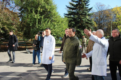 Глава Якутии проверил ход строительства и ремонта социальных объектов в подшефном городе Кировское /    Республика Саха (Якутия)