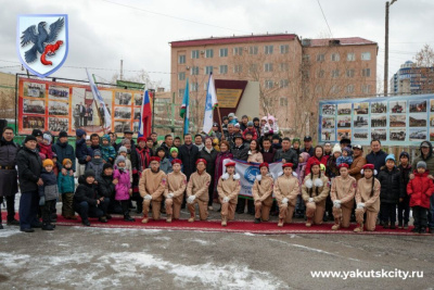 В Якутске возложили цветы к памятной стеле «Отцу и сыну» /  Якутск Якутск Республика Саха (Якутия)