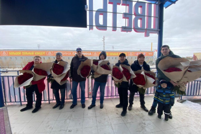 Тысячу роз подарили женщинам ко Дню матери в Якутске /  Якутск Якутск Республика Саха (Якутия)