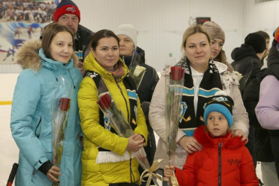 На льду удачнинской арены «Снежинка» поздравили с праздником мам и пап /  Мирный  
