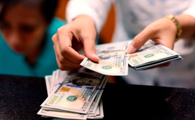 Курс доллара снизился до 62,06 рубля /    