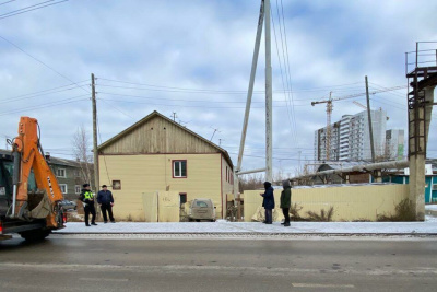 Перепутал педали газа и тормоза. В Якутске водитель врезался в дом /  Якутск Якутск Республика Саха (Якутия)