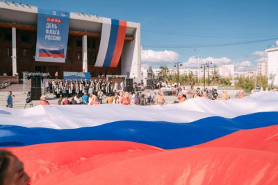 В Якутске торжественно отметили День Государственного флага Российской Федерации / ЯСИА   
