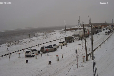 Дорожные работы спровоцировали беспорядочную очередь на паромной переправе в Нижнем Бестяхе /    