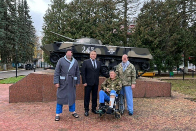 Альберт Семенов навестил якутских добровольцев в военном госпитале /    