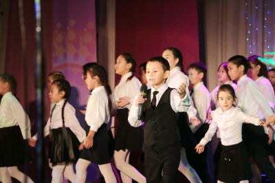 У детской школы – зрелый возраст /  Мирный  