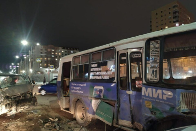 В Якутске столкнулись микроавтобус и маршрутный автобус. Сообщается о пяти пострадавших /  Якутск Якутск Республика Саха (Якутия)