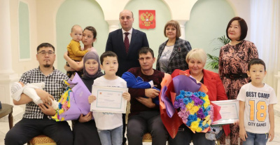 Двум новорожденным глава района вручил сертификаты «Дети столетия» /  Мирный  