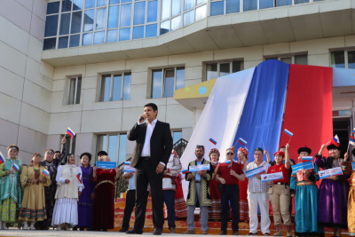 В Якутске состоялся концерт по сбору помощи участникам СВО и пострадавшим от паводка / Майя Гоголева   