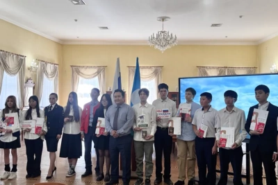 В День Государственного флага России юным якутянам торжественно вручили паспорта / ЯСИА   