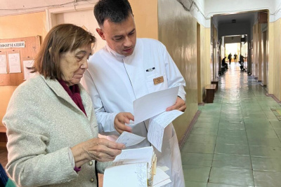 Якутские врачи провели консультации для 1,5 тысячи жителей и военнослужащих в Кировском ДНР /    