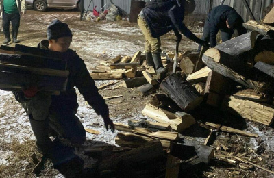 Субботник в помощь семьям мобилизованных провели в Сунтарском районе /    