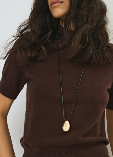 Кулон на шнурке, Золотой