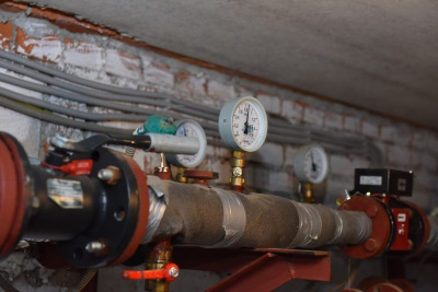 В Томпонском районе восстанавливают магистральный теплопровод после наезда автомобиля /    