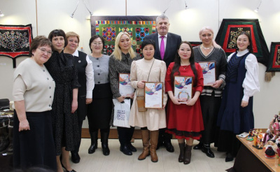 В картинной галерее открылась выставка мастеров «Национальный калейдоскоп» /  Мирный  