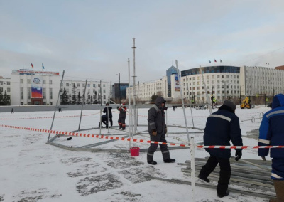 На главной площади Якутии начали монтаж новогодней елки /  Якутск Якутск Республика Саха (Якутия)