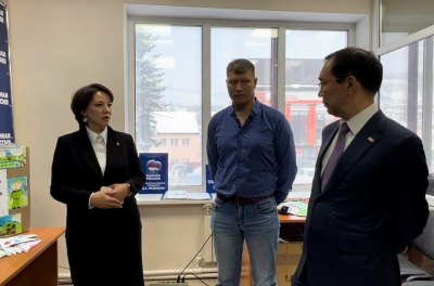 Глава Якутии проверил работу центра помощи мобилизованным в Алдане /    