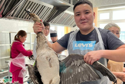 Жители Мугудайского наслега отправили два мешка уток якутским солдатам /    