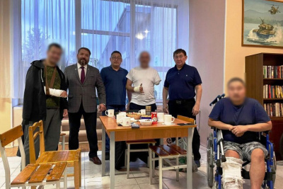 Юрий Куприянов навестил раненых военнослужащих из Якутии /    