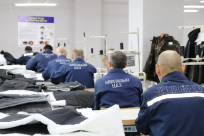 Спецодежда, бани и скамейки: как устроено производство в колонии Якутии /    