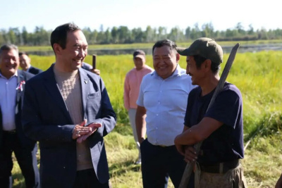 Глава Якутии встретился с сенокосчиками в Сунтарском улусе / ЯСИА   