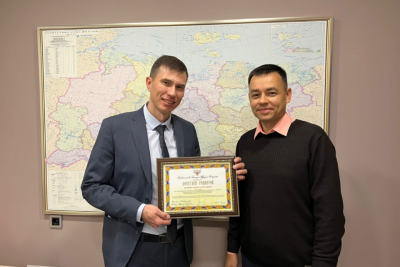 Врачу из Якутии вручили почетную грамоту за помощь жителям ДНР /    